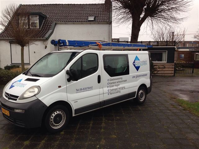 De bus bestickerd Schoonmaakbedrijf Hoogeveen